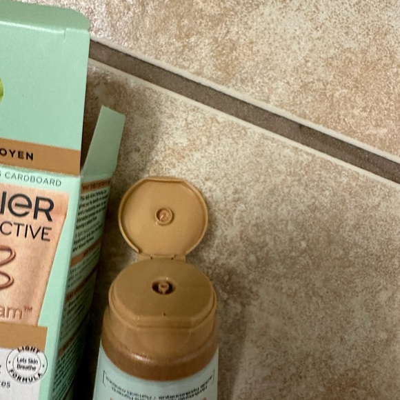 Garnier SkinActive BB Cream Hyaluronic Acid + Aloe Vera, Medium - Picture 5 of 6